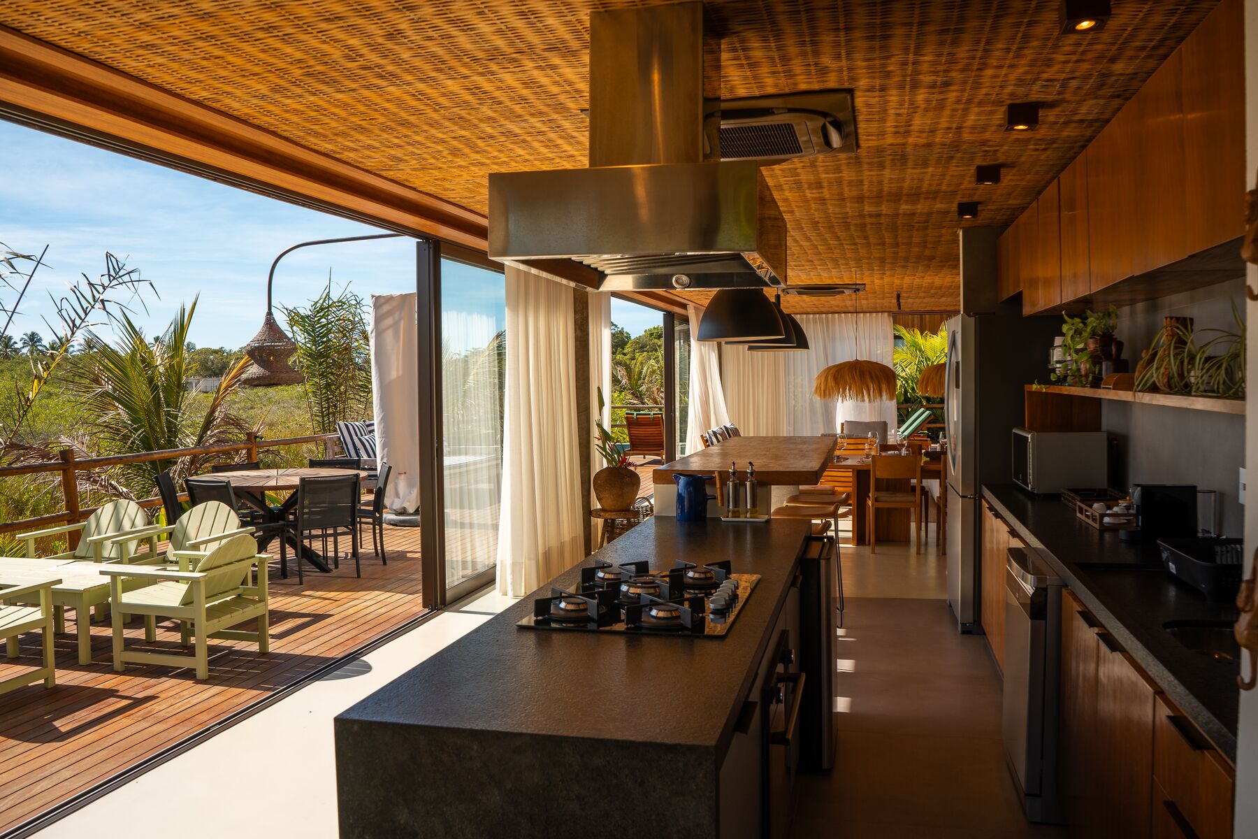 Cozinha gourmet da Casa 101 aberta para o deck